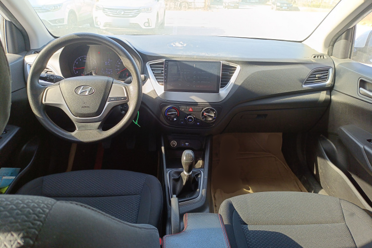 现代 悦纳 2016款 1.4L 手动炫酷版GLS中控内饰7002