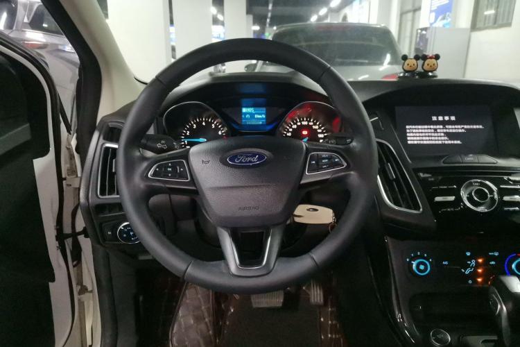 福特 福克斯 2018款 两厢经典 1.6L 自动风尚型智行版中控内饰13