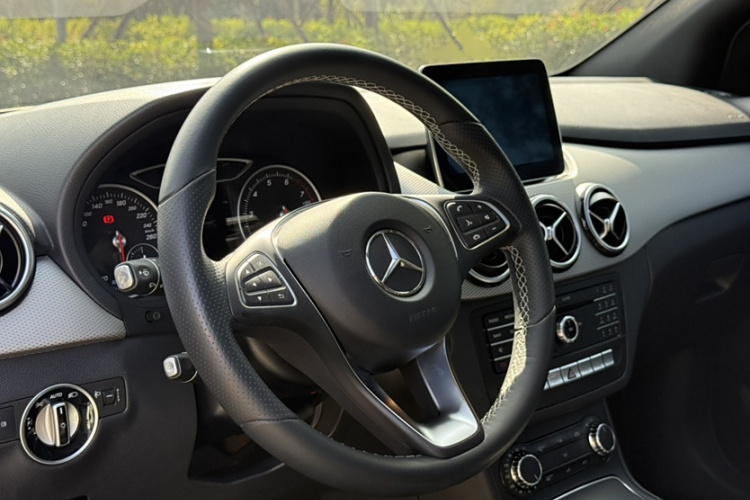 奔驰B级 2017款 B 200 动感型中控内饰7010