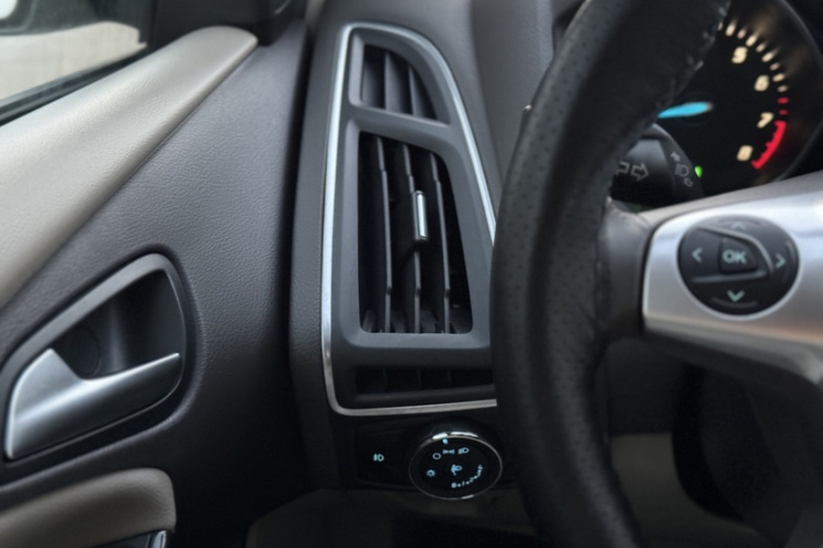 福特 福克斯 2012款 两厢 1.6L 手动风尚型中控内饰7008