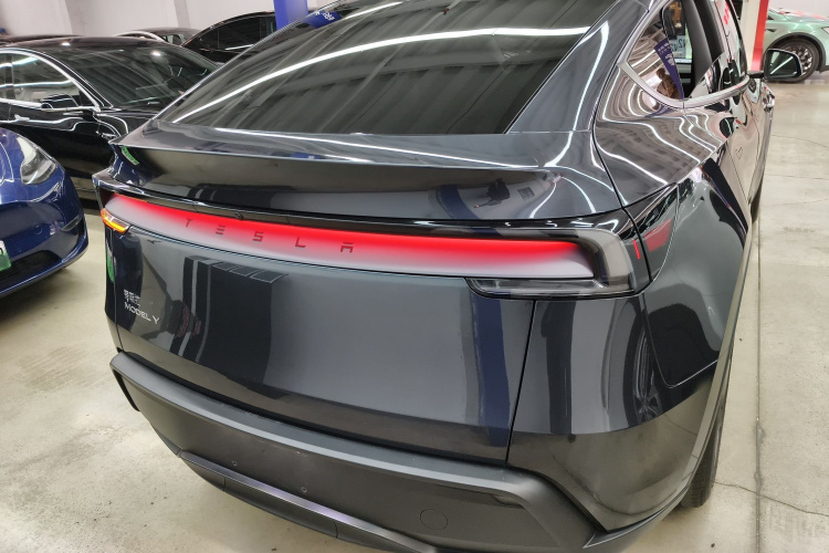 特斯拉 Model Y 2025款 后轮驱动版车身外观6