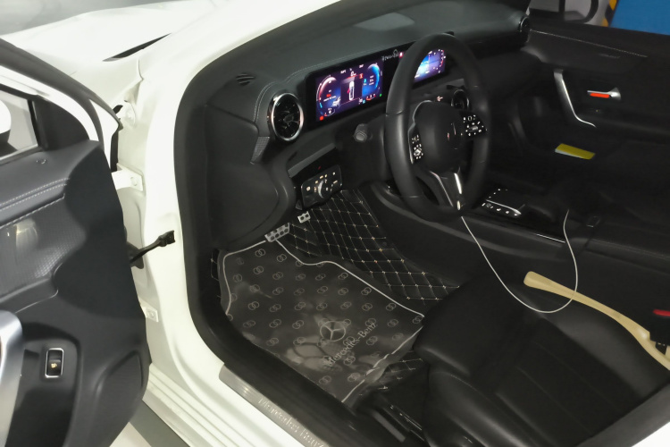 奔驰A级 2021款 A 200 L 运动轿车动感型中控内饰7003