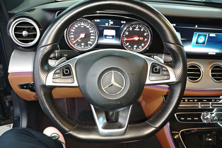 奔驰E级 2017款 E 200 运动型中控内饰13