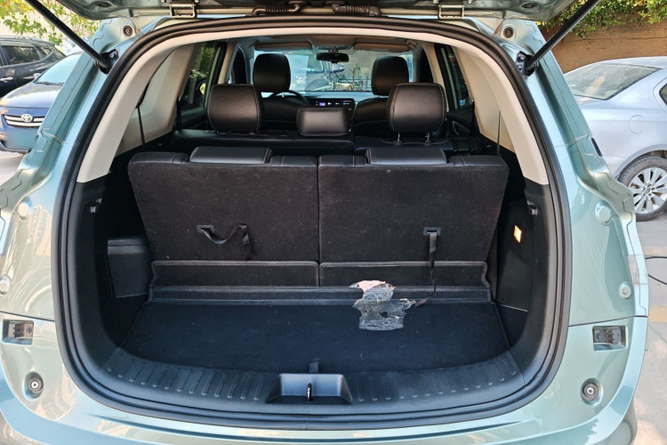 蓝电E5 2023款 1.5L DE-i 100KM畅享型 7座机舱底盘23