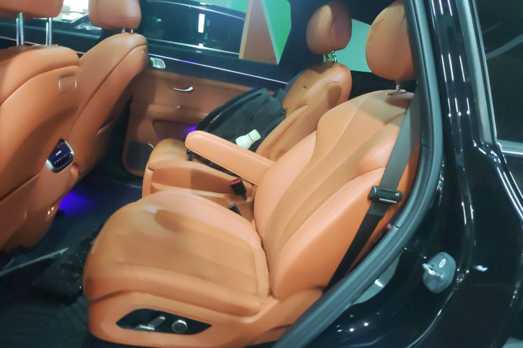 鸿蒙智行 问界M7 2024款 1.5T 智驾四驱Pro版 6座中控内饰7004