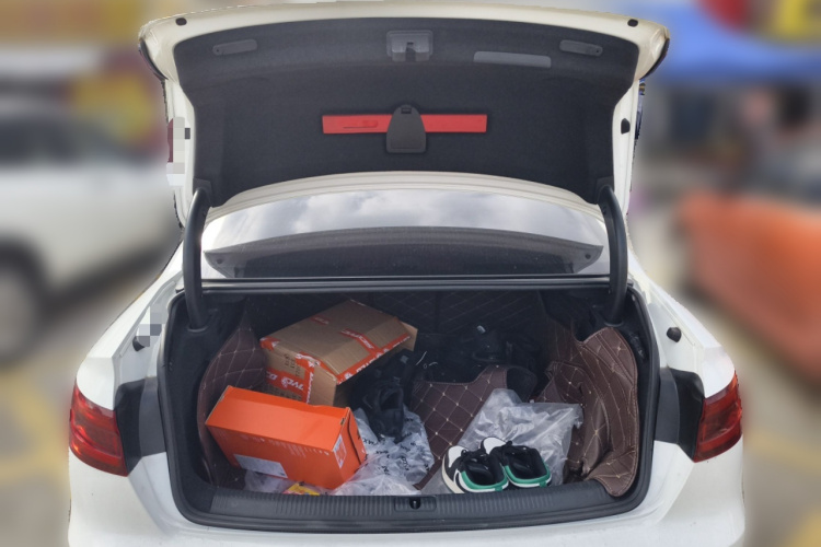 奥迪A4L 2018款 30周年年型 40 TFSI 进取型中控内饰23