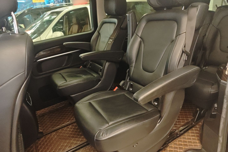 奔驰V级 2018款 V 260 领航版 国V中控内饰21