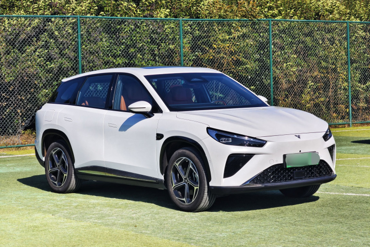 哪吒汽车 哪吒L 2024款 增程 310 闪充红衣版车身外观6002