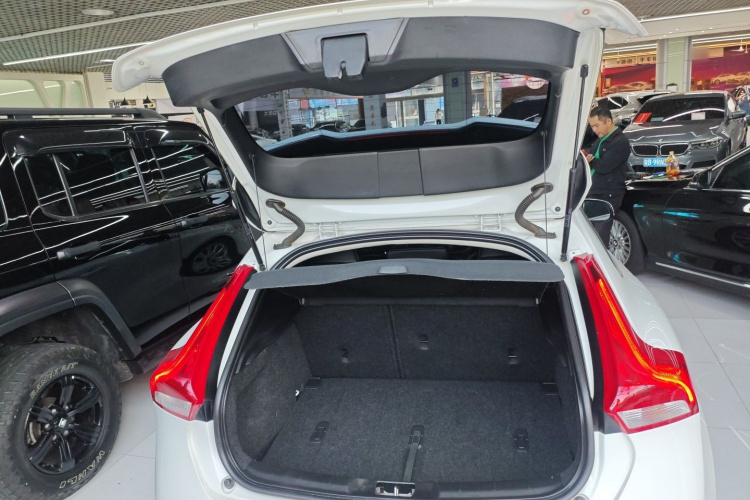 沃尔沃V40 2015款 1.6T 智雅版机舱底盘23