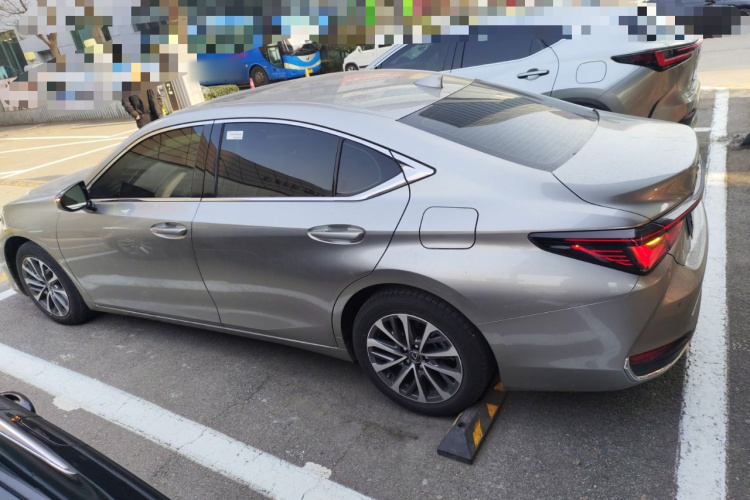 雷克萨斯ES 2025款 200 臻享版车身外观4