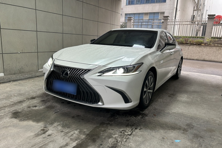 雷克萨斯ES 2018款 200 卓越版 国V车身外观1