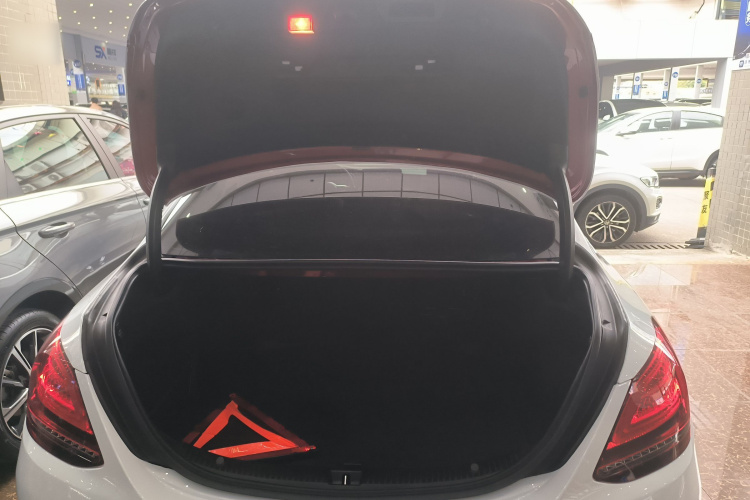 奔驰C级 2019款 C 260 L 运动版机舱底盘23