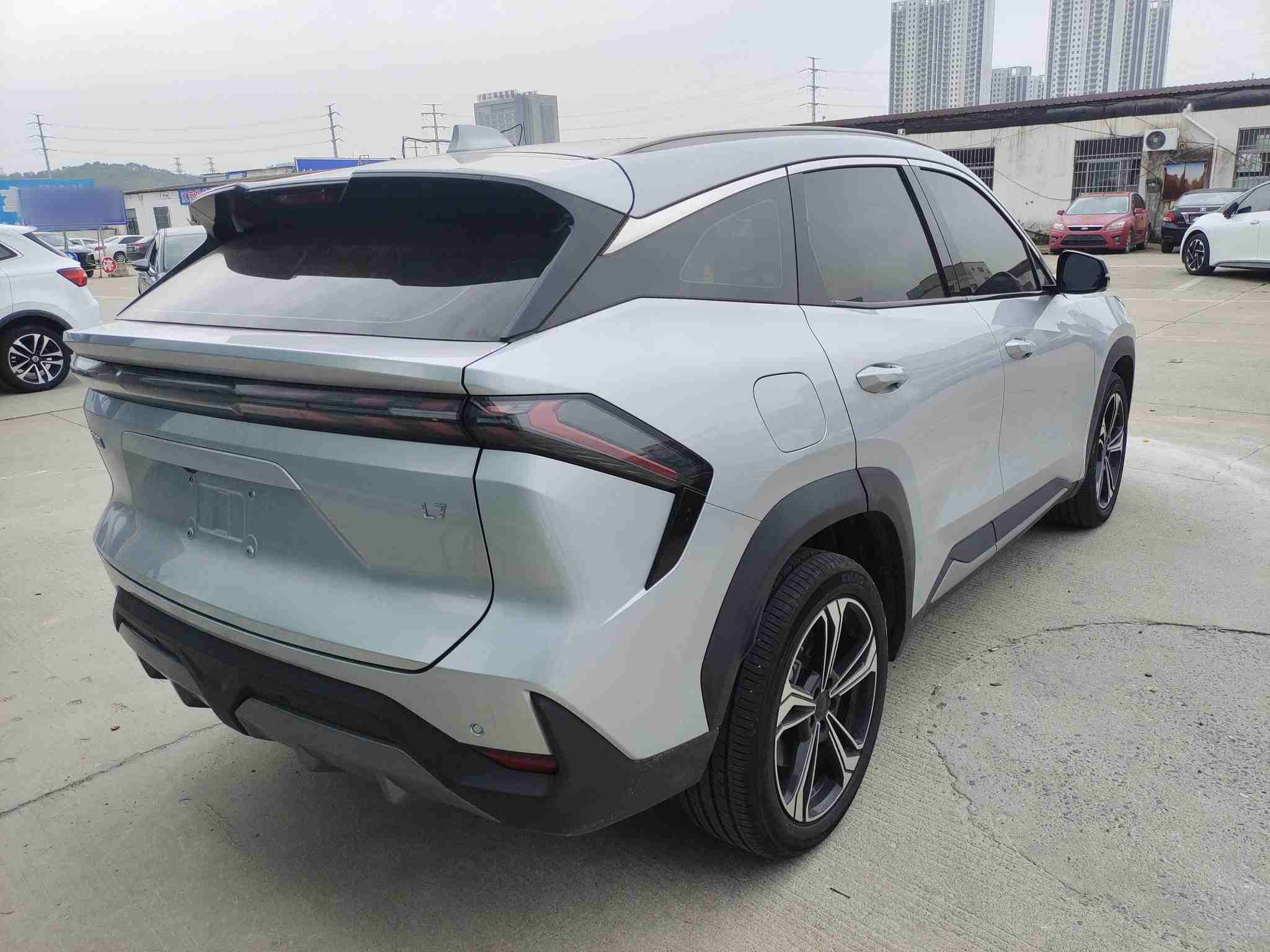 车辆右后45度角展示，流线型车身设计