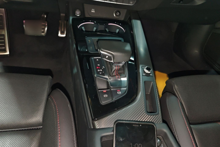 奥迪A4L 2022款 40 TFSI quattro RS套件燃速型局部细节18