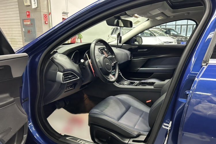 捷豹XE 2015款 2.0T 240PS R-Sport中控内饰7001