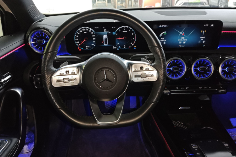 奔驰A级 2021款 A 200 L 运动轿车时尚型中控内饰13