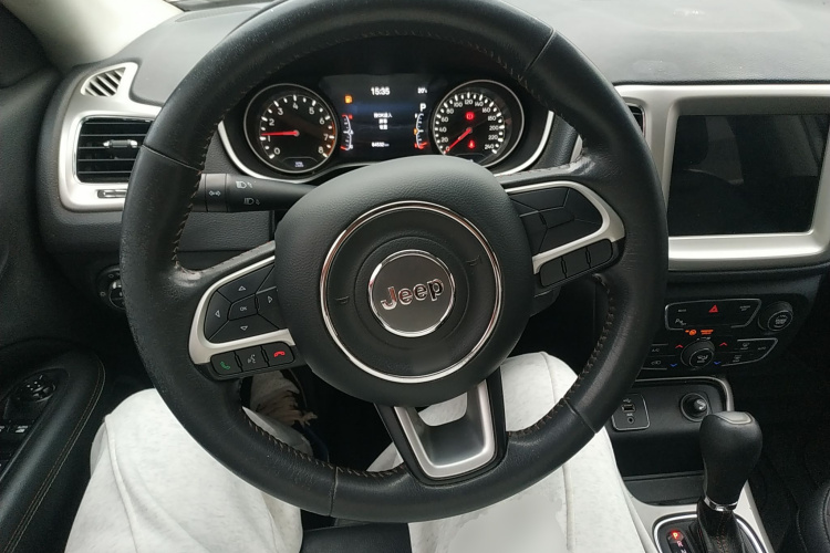 Jeep 指南者 2017款 200T 自动家享版中控内饰13