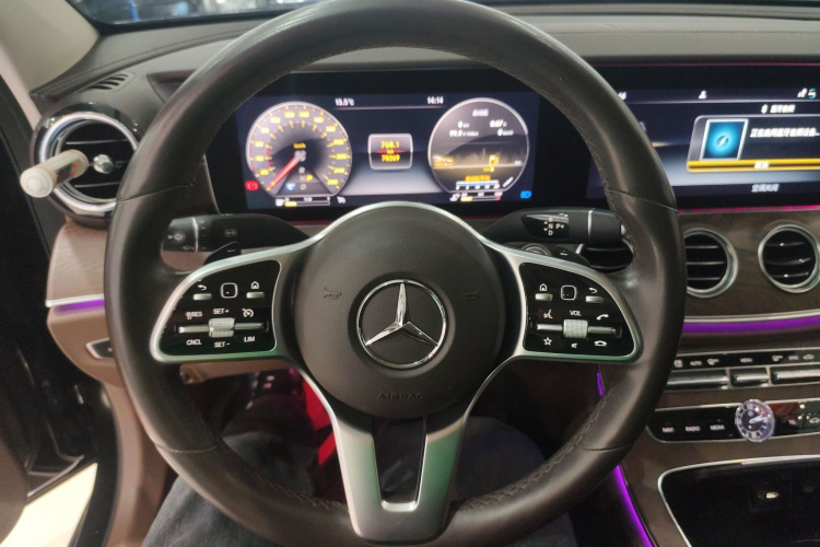 奔驰E级 2020款 改款 E 300 L 时尚型中控内饰13