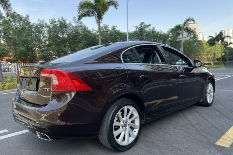 沃尔沃S60 2018款 S60L T3 智进版车身外观6006