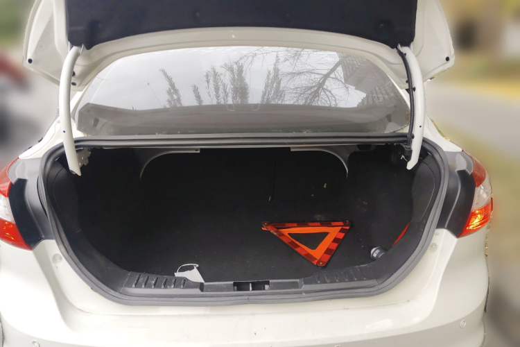 福特 福克斯 2012款 三厢 1.6L 自动舒适型局部细节23