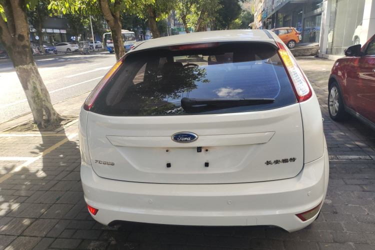 福特 福克斯 2013款 两厢经典 1.8L 自动基本型车身外观6