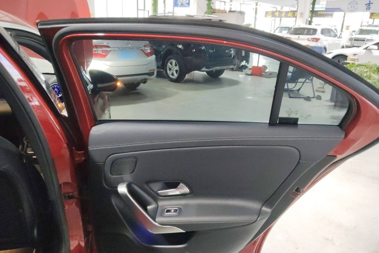 奔驰A级 2019款 改款 A 200 L 运动轿车中控内饰7006