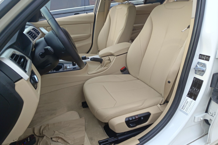 宝马3系 2013款 316i 进取型中控内饰19