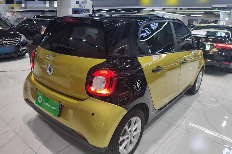 smart forfour 2016款 1.0L 52千瓦灵动版车身外观7