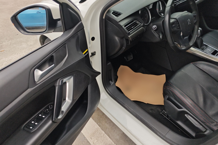 标致408 2014款 1.8L 自动豪华版中控内饰20