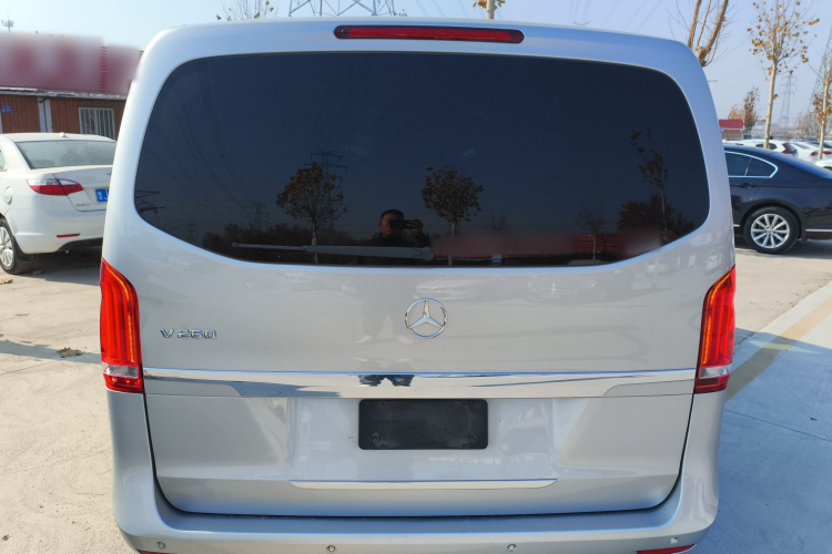 奔驰V级 2016款 V 260 领航版车身外观6