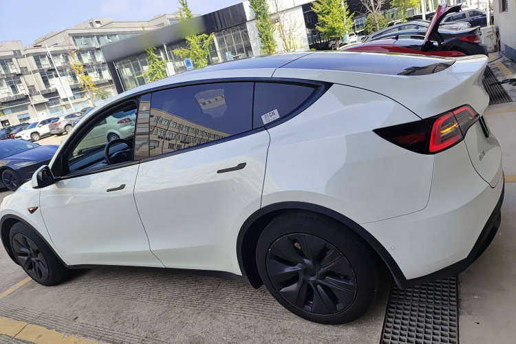 特斯拉 Model Y 2023款 后轮驱动版车身外观4