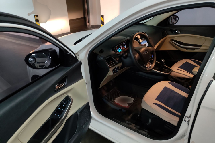 福特 福睿斯 2017款 改款 1.5L 手动舒适型中控内饰20