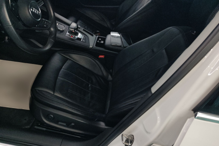 奥迪A4L 2018款 30周年年型 30 TFSI 进取型中控内饰19