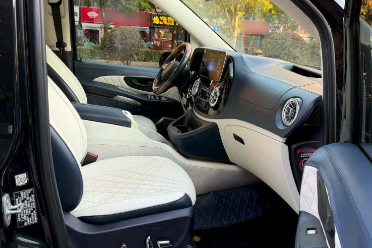 奔驰 威霆 2021款 2.0T 精英版 7座中控内饰7006