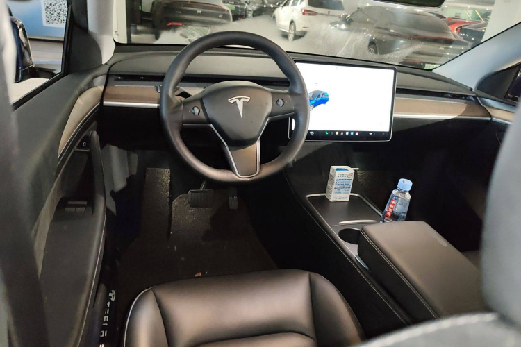 特斯拉 Model Y 2021款 长续航全轮驱动版中控内饰13