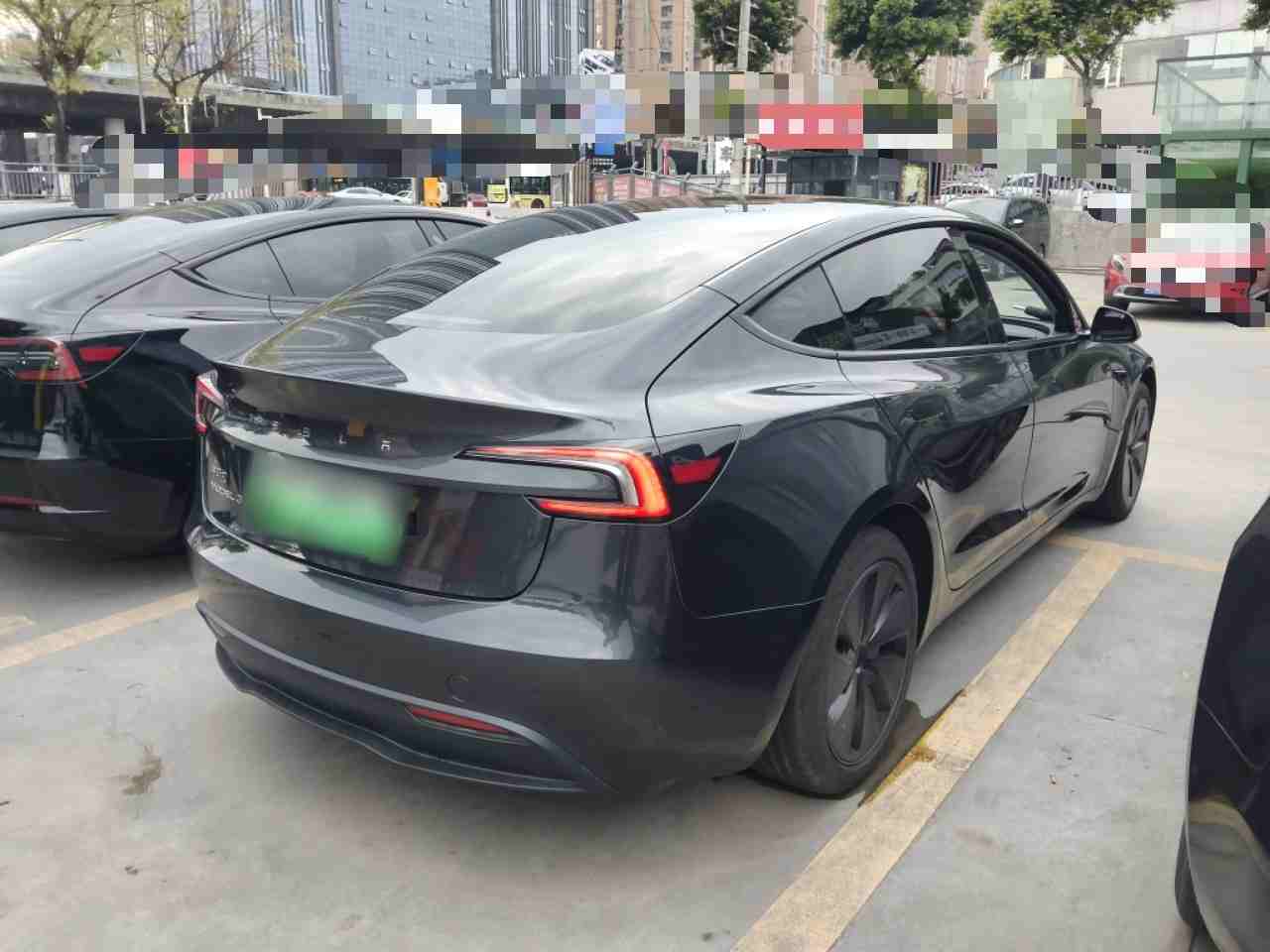 车辆右后45度外观展示