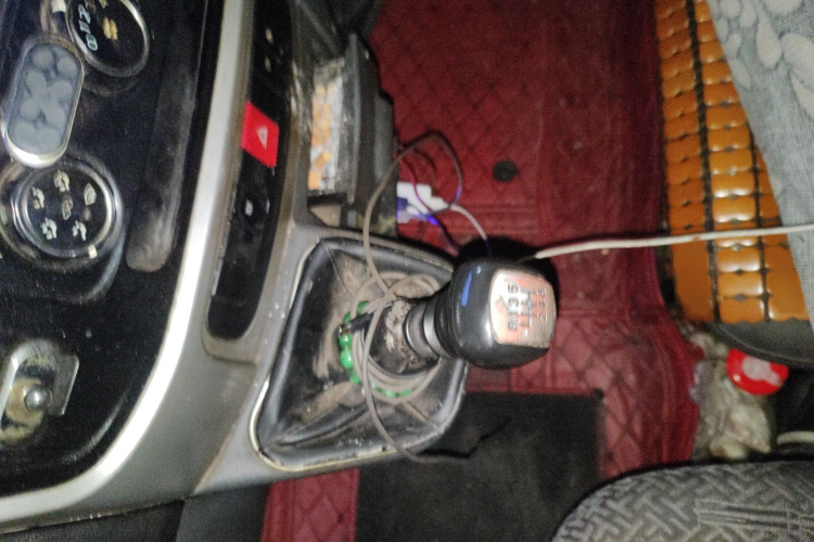 东风御风 御风 2021款 2.0T动力王前驱物流车长轴中顶6-9座国VI ZD20局部细节18