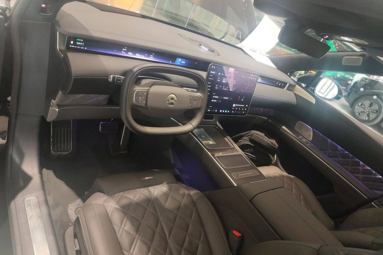 蔚来ET9 2025款 102kWh中控内饰7002