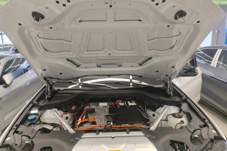 宝马iX3 2024款 创领型机舱底盘24