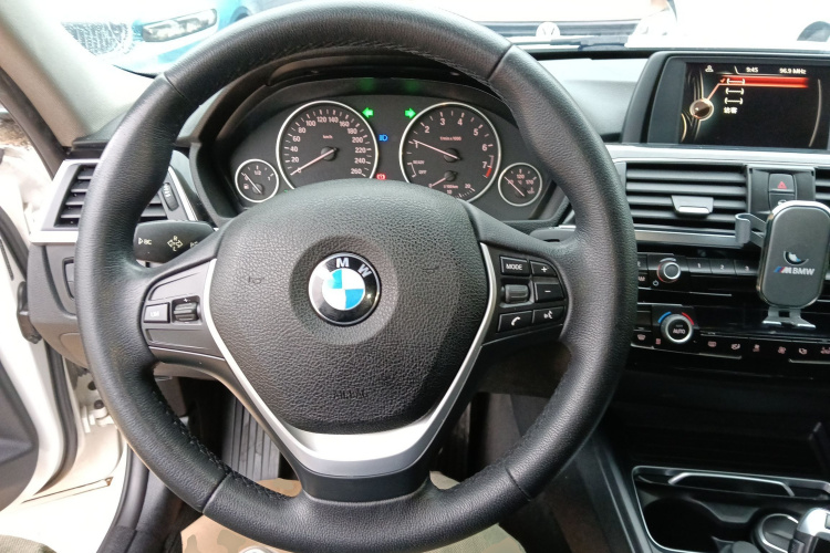 宝马3系 2017款 318i 时尚型中控内饰13