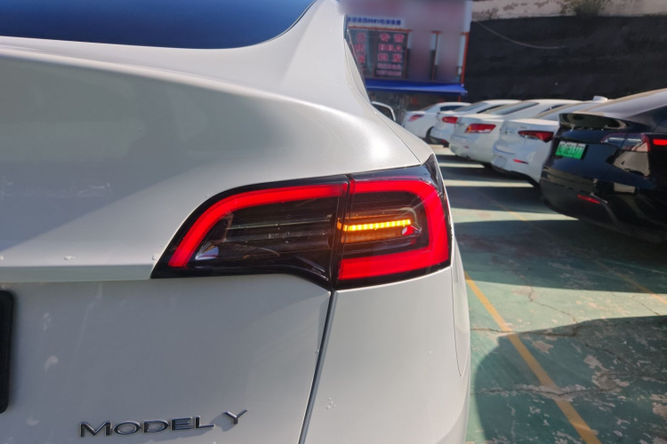 特斯拉 Model Y 2023款 后轮驱动版车身外观9