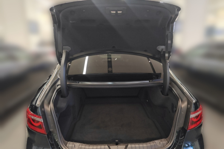 捷豹XFL 2022款 XFL 2.0T P250 两驱精英运动版中控内饰23