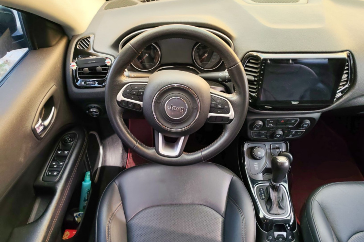Jeep 指南者 2019款 220T 自动家享四驱版中控内饰13