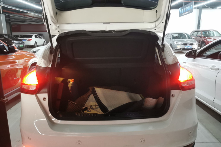 福特 福克斯 2018款 两厢经典 EcoBoost 180 自动精英型机舱底盘23