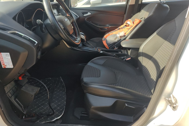 福特 福克斯 2017款 三厢 1.6L 自动风尚型智行版中控内饰19