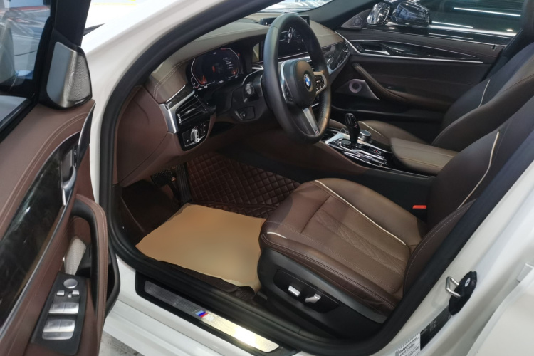 宝马5系 2021款 525Li M运动套装中控内饰19