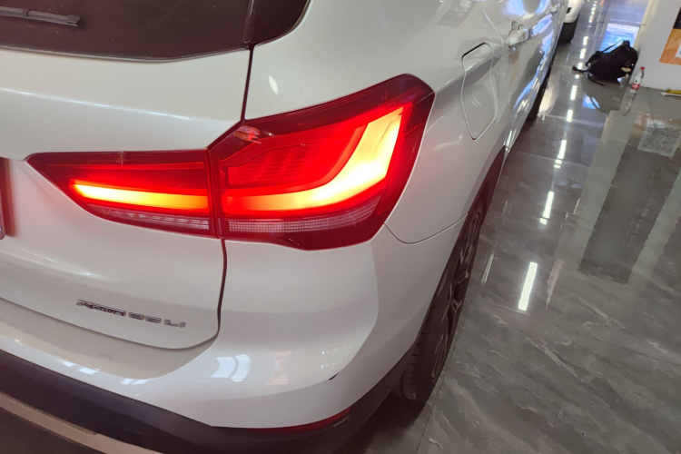 宝马X1 2020款 xDrive25Li 尊享型车身外观9