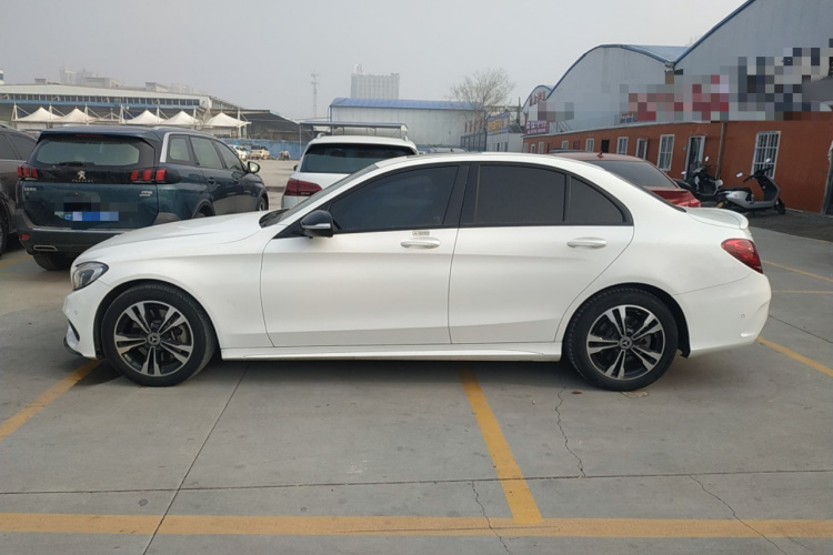 奔驰C级 2018款 C 200 运动版车身外观4