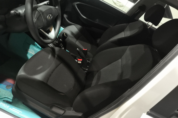 现代 瑞纳 2017款 1.4L 手动焕彩版 国V中控内饰19