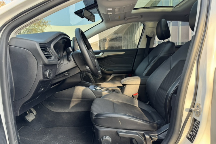 福特 福克斯 2020款 三厢 EcoBoost 180 自动锋潮型局部细节19